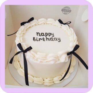 Бенто-торт с надписью “Happy birthday" и ленточками